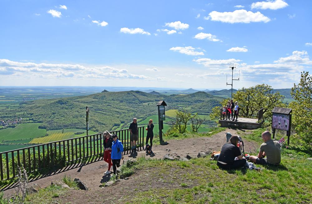 Pohodi�ka va vrcholu Lovo�e v �esk�m st�edoho��.
