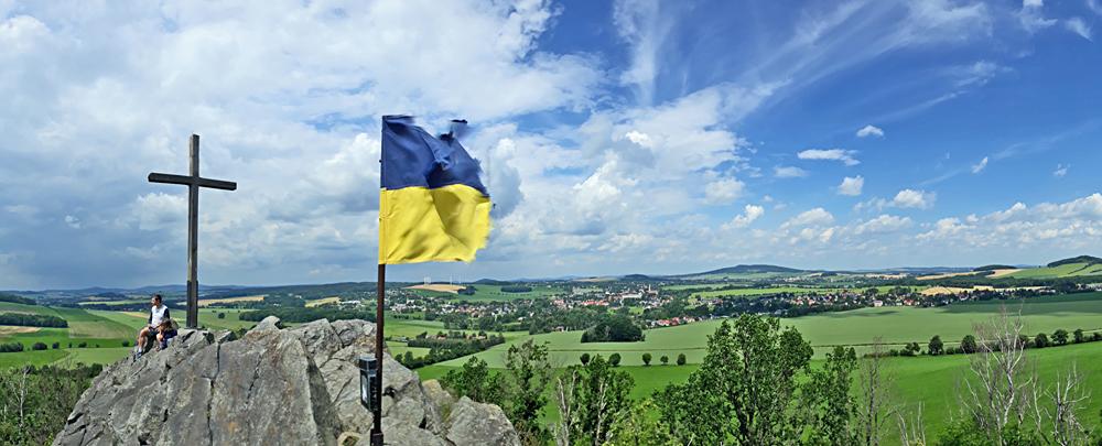 Vlajka Horn� Lu�ice na vrcholu Gro�er Stein.