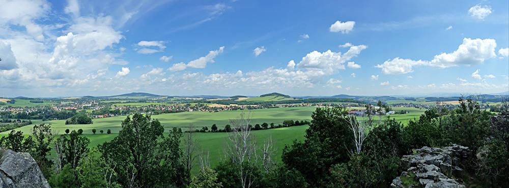 V�hled z vrcholu Gro�er Stein do oblasti Horn� Lu�ice.