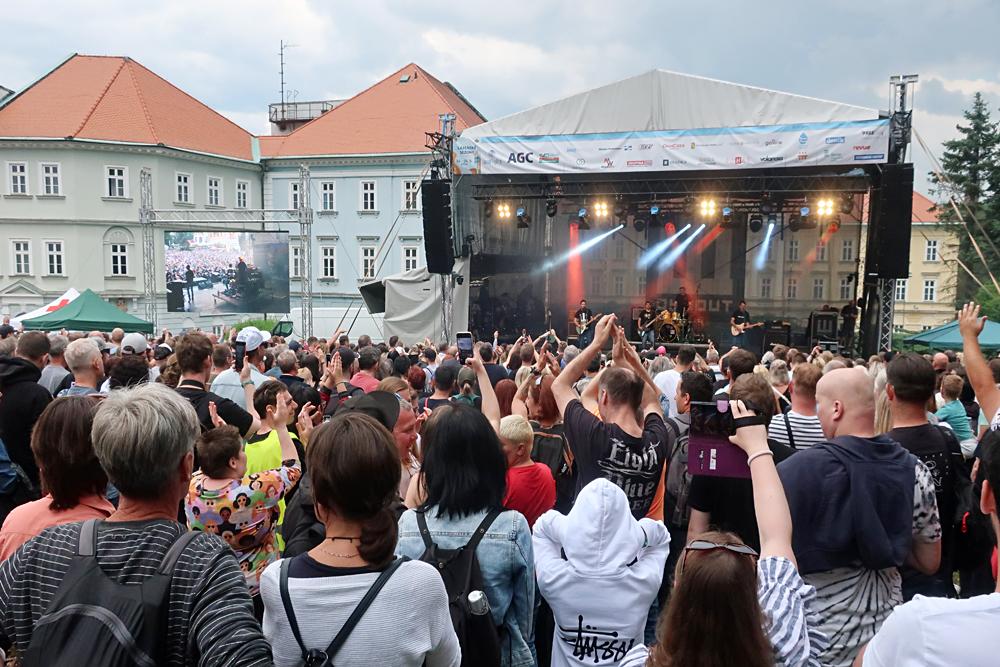 Zah�jen� l�ze�sk� sez�ny v Teplic�ch - vystoupen� kapely Wohnout.
