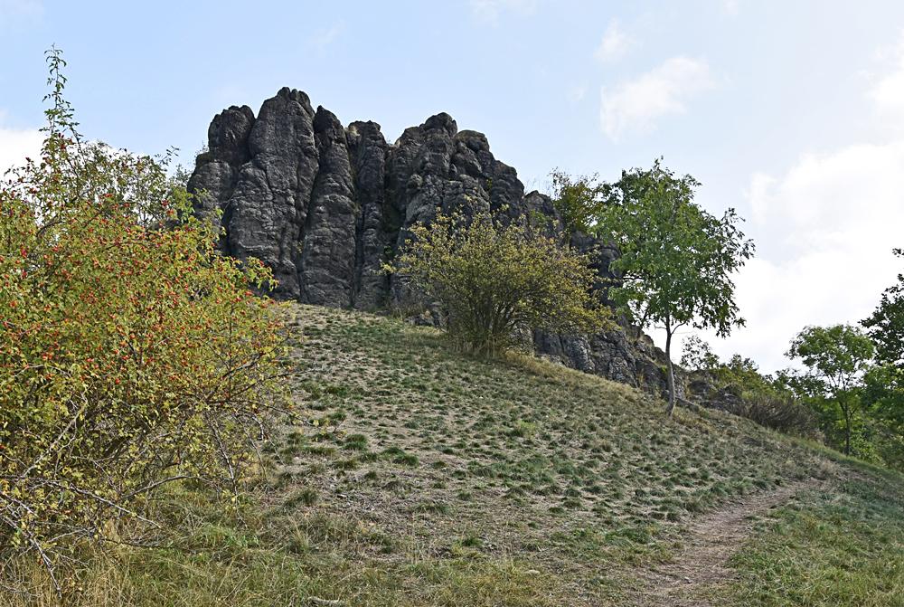 P�inka nau�n� stezky Hlinn� - Kam�k vedouc� na vrchol Lys� hory.