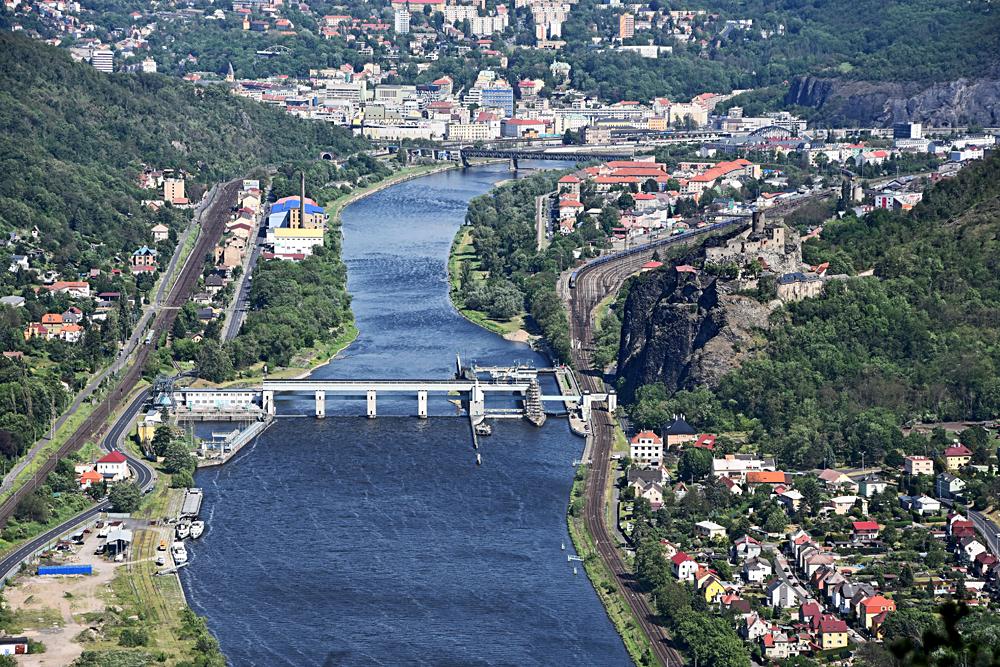Hrad St�ekov a Masarakovo zdymadlo z Va�ovsk� sk�ly.