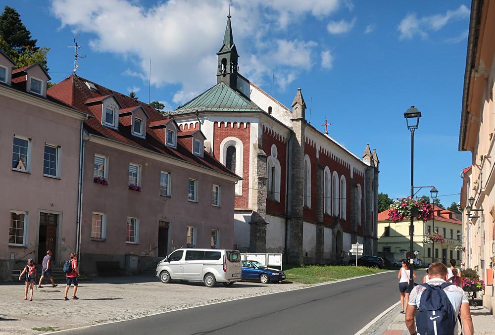 Kostel svat� Kate�iny v Kr�sn� na Karlovarsku.