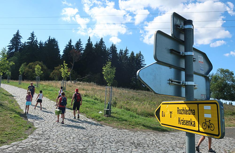 Stezka k rozhledn� na Kr�sensk�m vrchu.