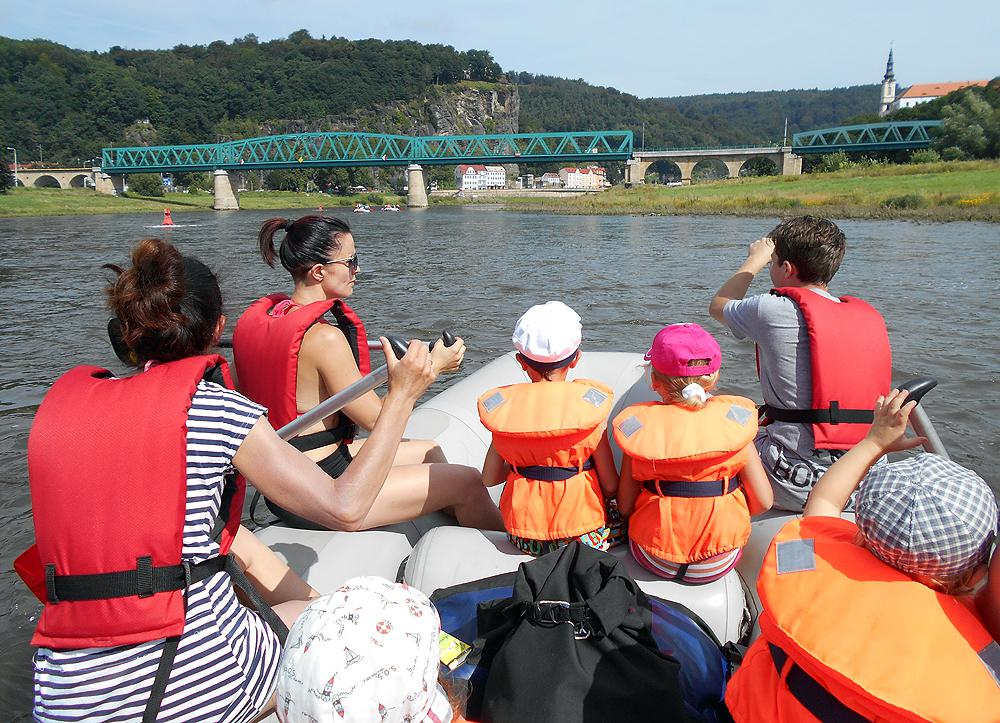 Turist� vod�ci raftuj� na Labi