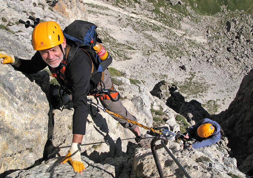 Vysokohor�t� turist� na fer�t� v Dolomitech.