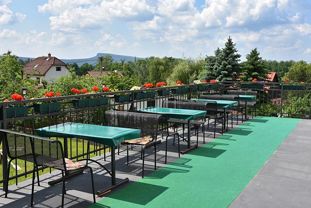Terasa hotelu U Zelen�ho strome v Janov�.