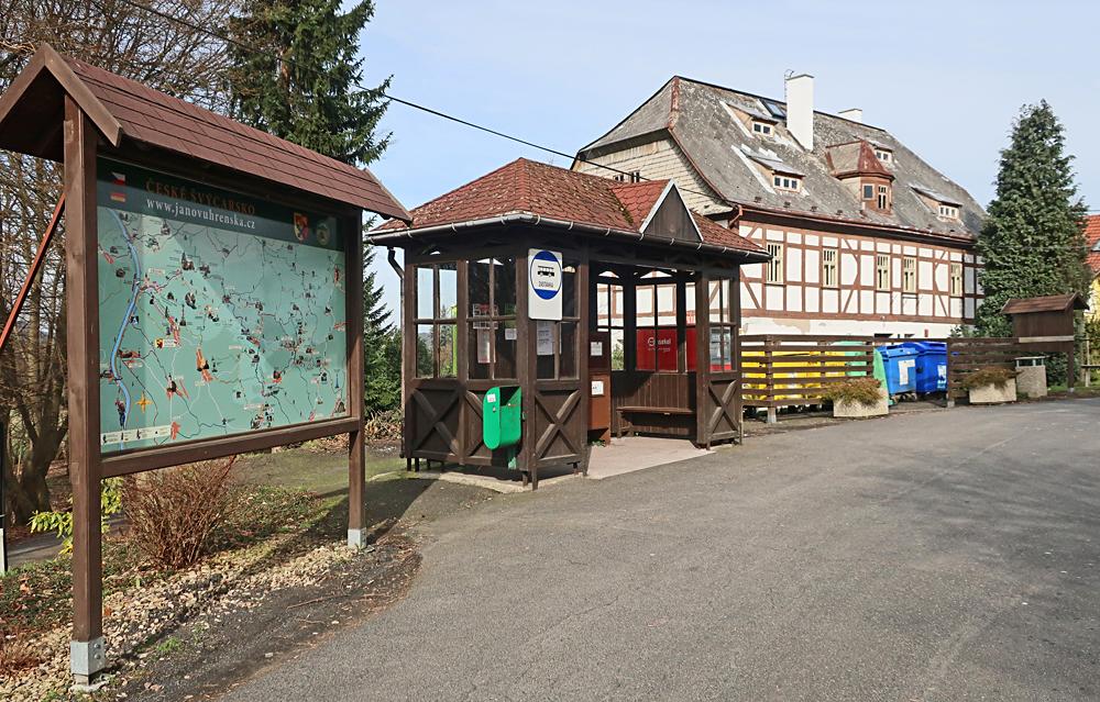 Autobusov� zast�vka v Janov�.