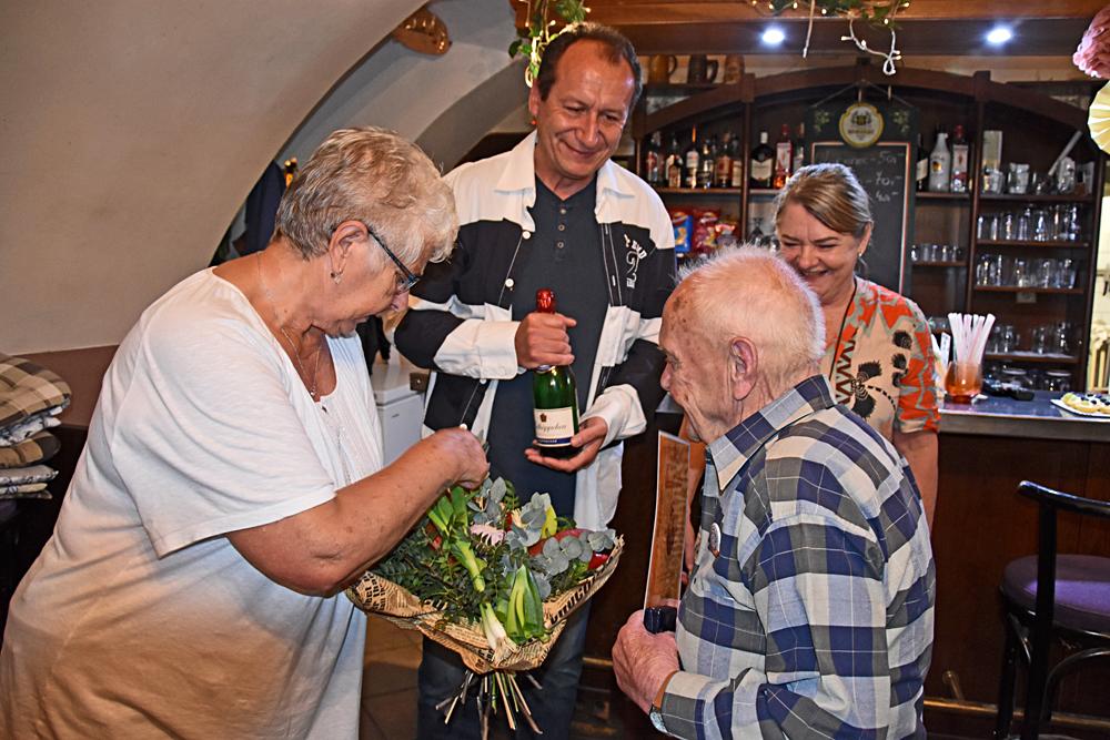 Ji�� Melo z rumburku p�eb�r� �estn� odznak Vojty N�prstka.