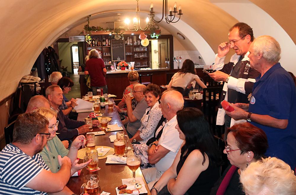 P�ed�n� pr�kaz� nov� vy�kolen�m vedouc�m turistiky K�T Rumburk.