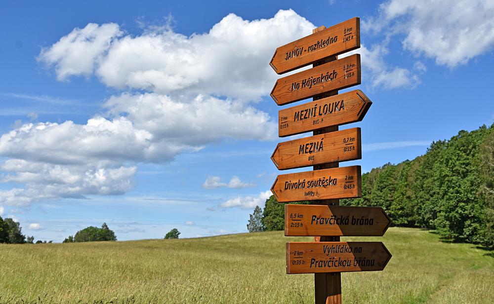 K n�v�t�v� Divok� sout�sky l�kaj� nov� turistick� rozcestn�ky v okol� Mezn�. 
