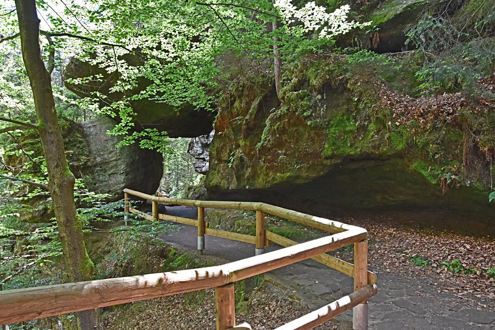 Divok� sout�ska je ��ste�n� zp��stupn�na p�knou turistickou stezkou.