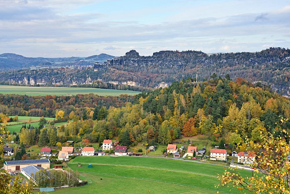 Pohled od Zirkelsteinu na vyhl�dku Kaiserkrone a masivy Schrammstein�.