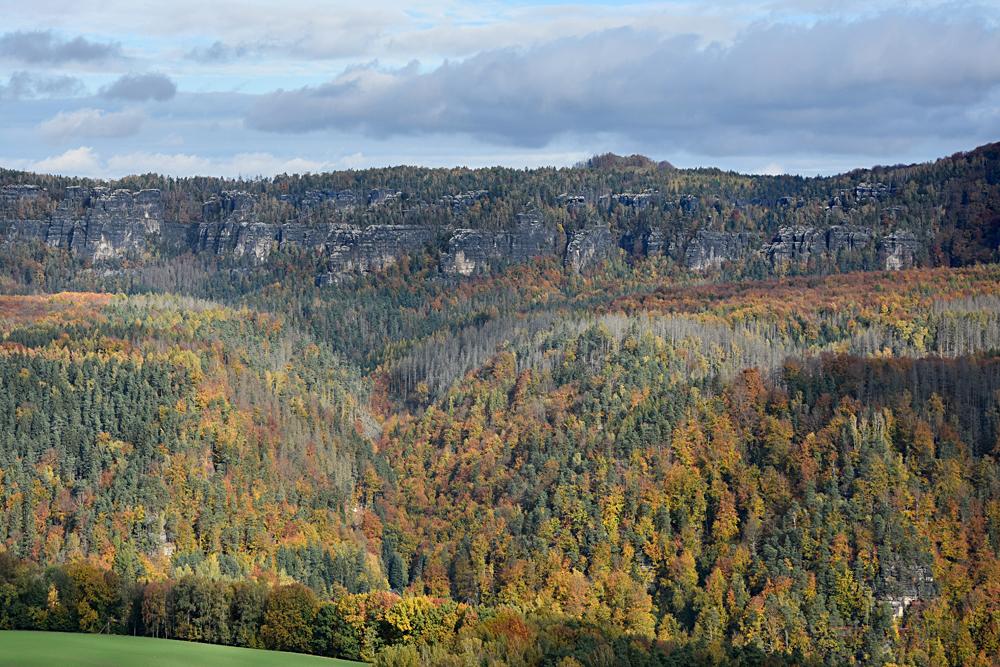 Obrovsk� skaln� amfite�tr nad Schmilkou.