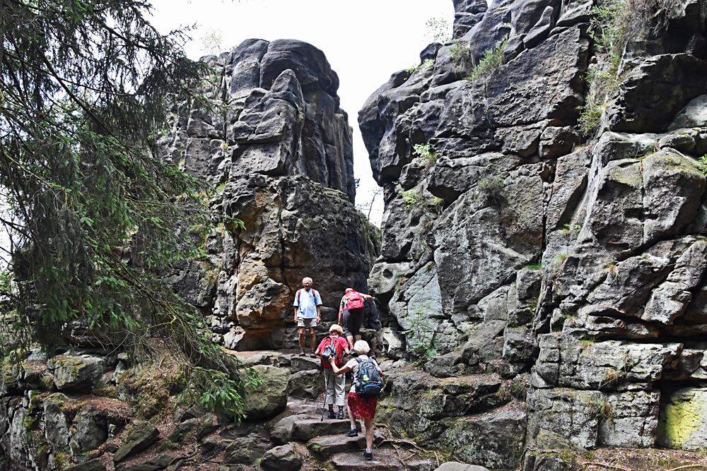 Felsengasse nad Oybinem - �lut� turistick� trasa.
