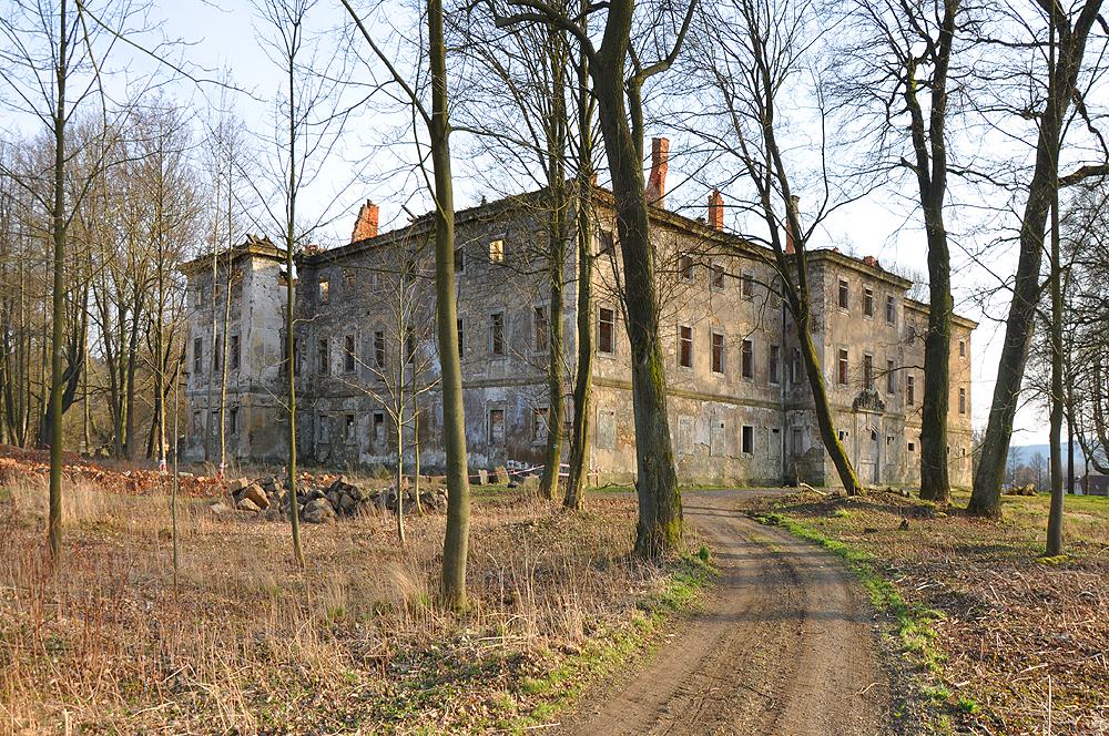 Z�mek Lipov� na �luknovsku je v�tan�m zastaven�m na trase Modr�ho putov�n�.