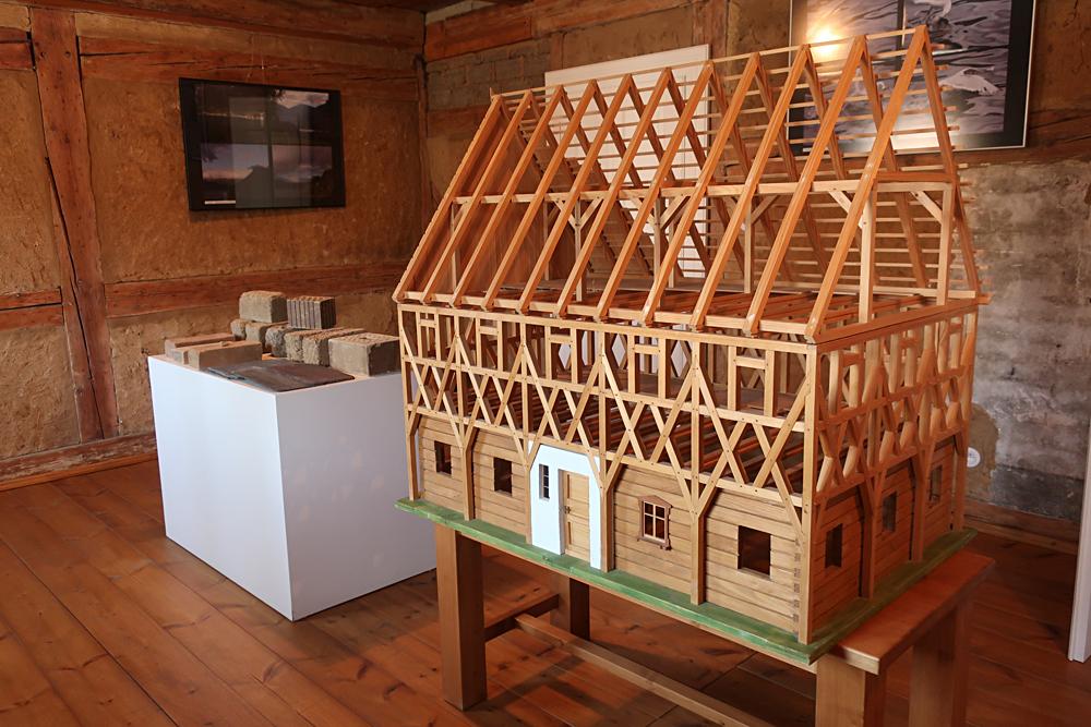 Expozice lidov� architektury podst�vkov�ch dom� v Lipov�.