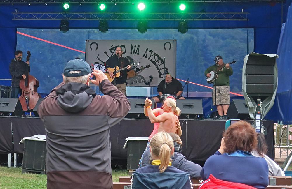 Jedna z kapel festivalu Bab� l�to na Kyselce se jmenovala �alost. 