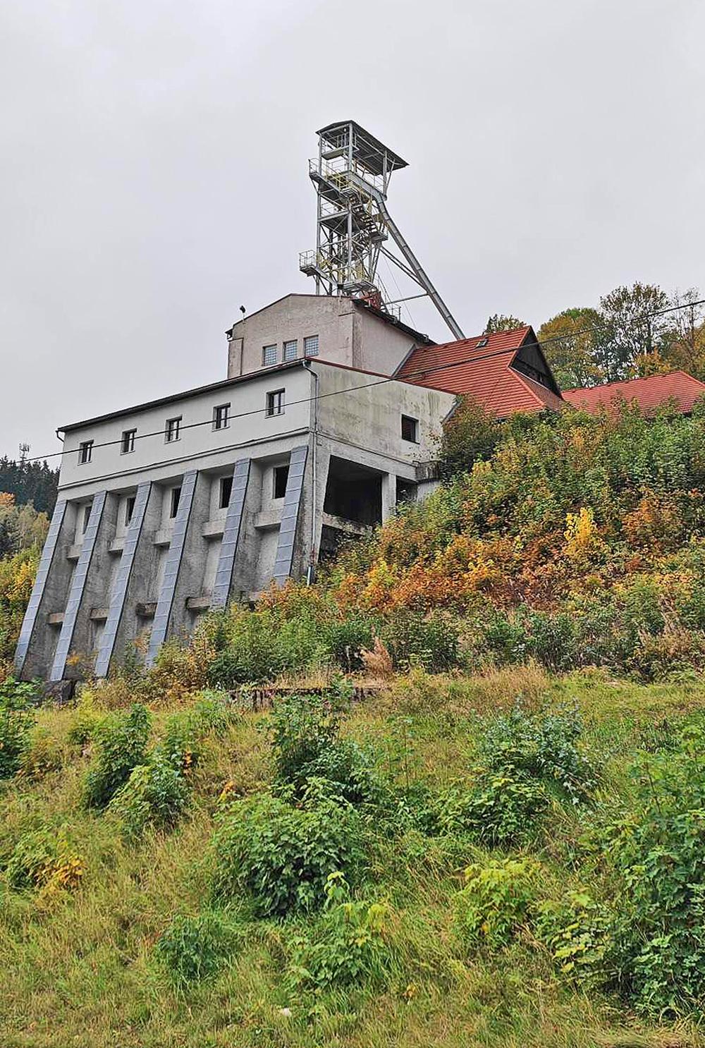 J�chymov proslul zejm�na t�bou st��bra a uranu.