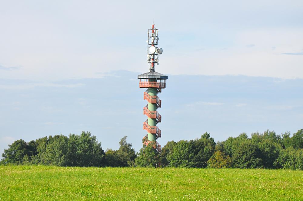 Obl�ben�m turistick�m c�lem v okol� Star� Ole�ky je rozhledna na Sokol�m vrchu.