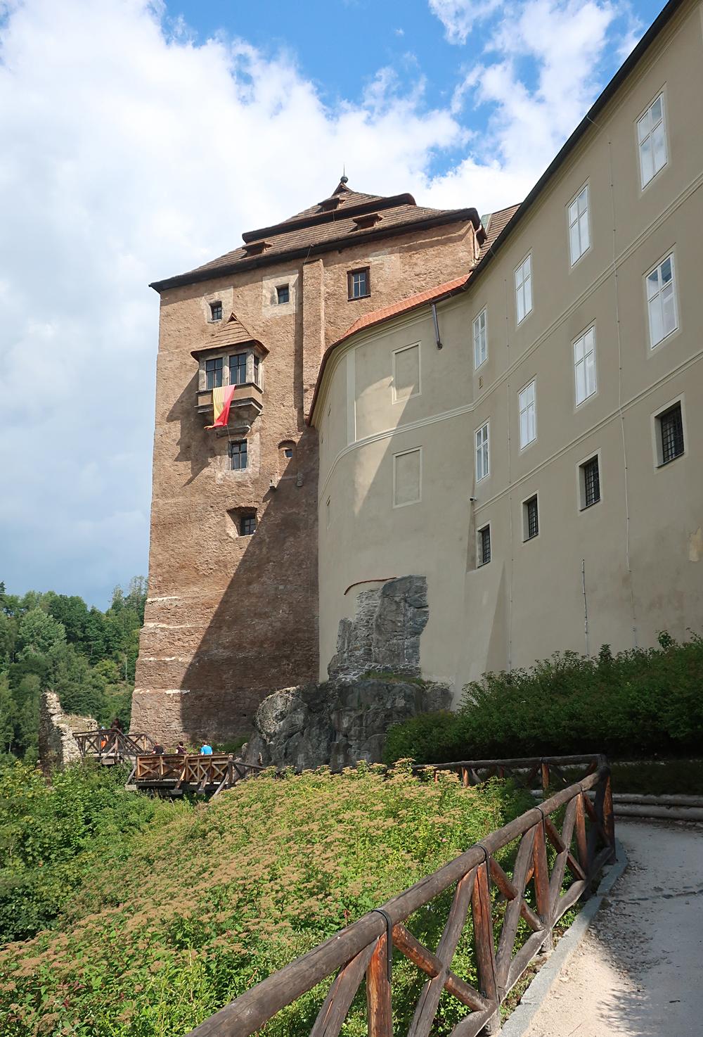 Kolem be�ovsk�ho hradu je vybudov�na p�kn� historick� nau�n� stezka.