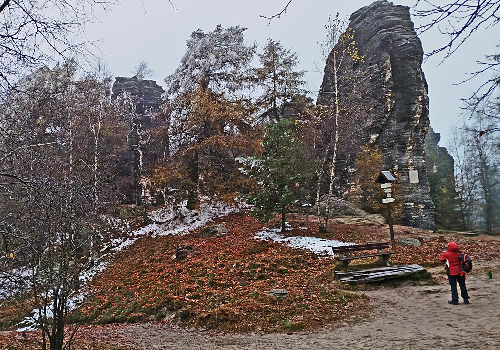 U turistick�ho rozcestn�ku v R�jeck�ch st�n�ch.