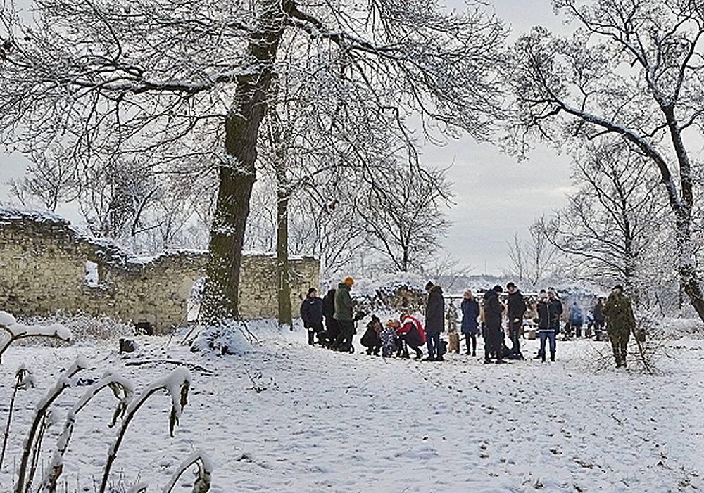 V�no�n� setk�n� turist� na hrad� Pravda (P��rodn� park D�b�n).