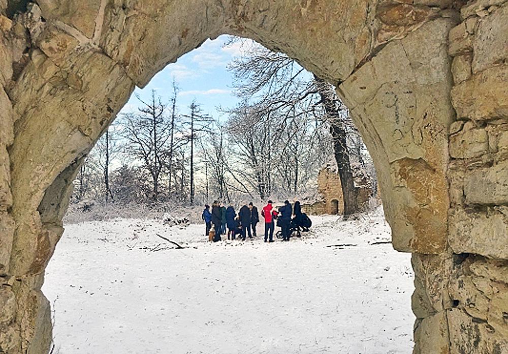 Hrad Pravda - v�no�n� setk�n� turist�.