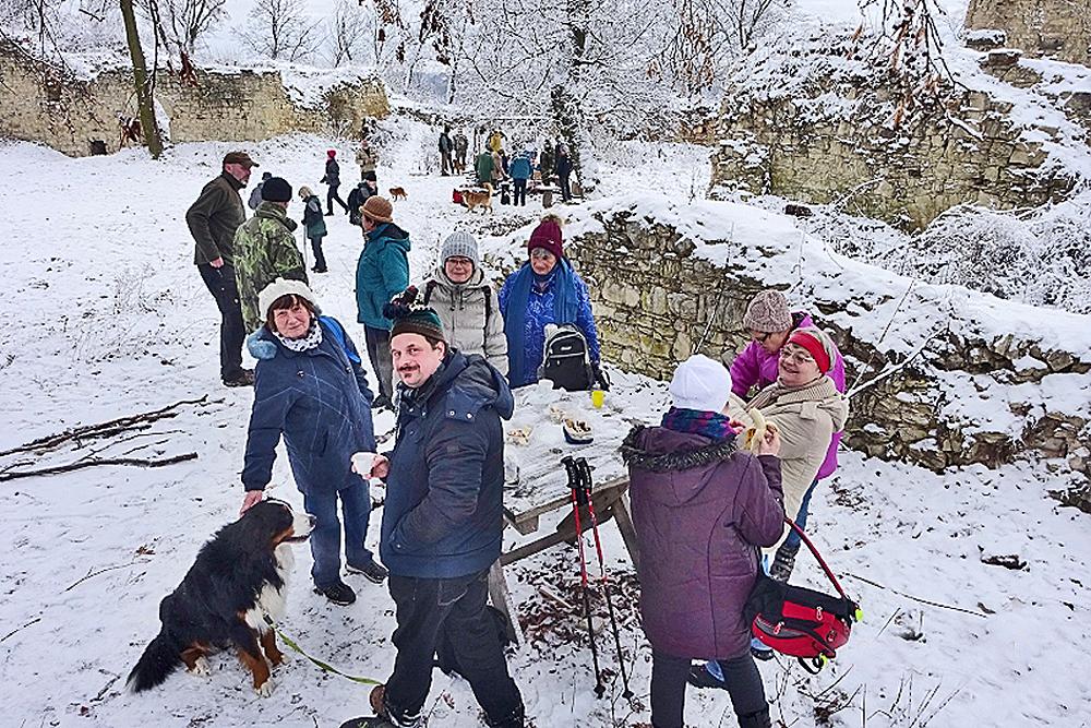 Turist� na hrad� Pravda.