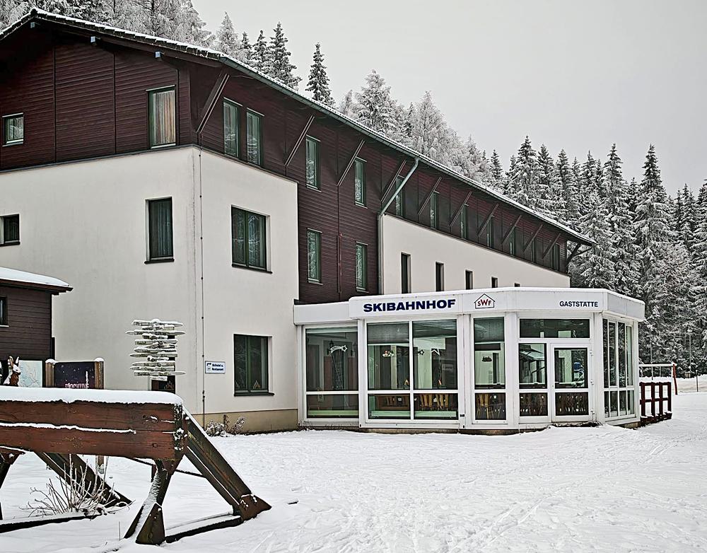Z b�val� �elezni�n� stanice u Neuhermsdorfu vznikl Sporthotel s restaurac�.