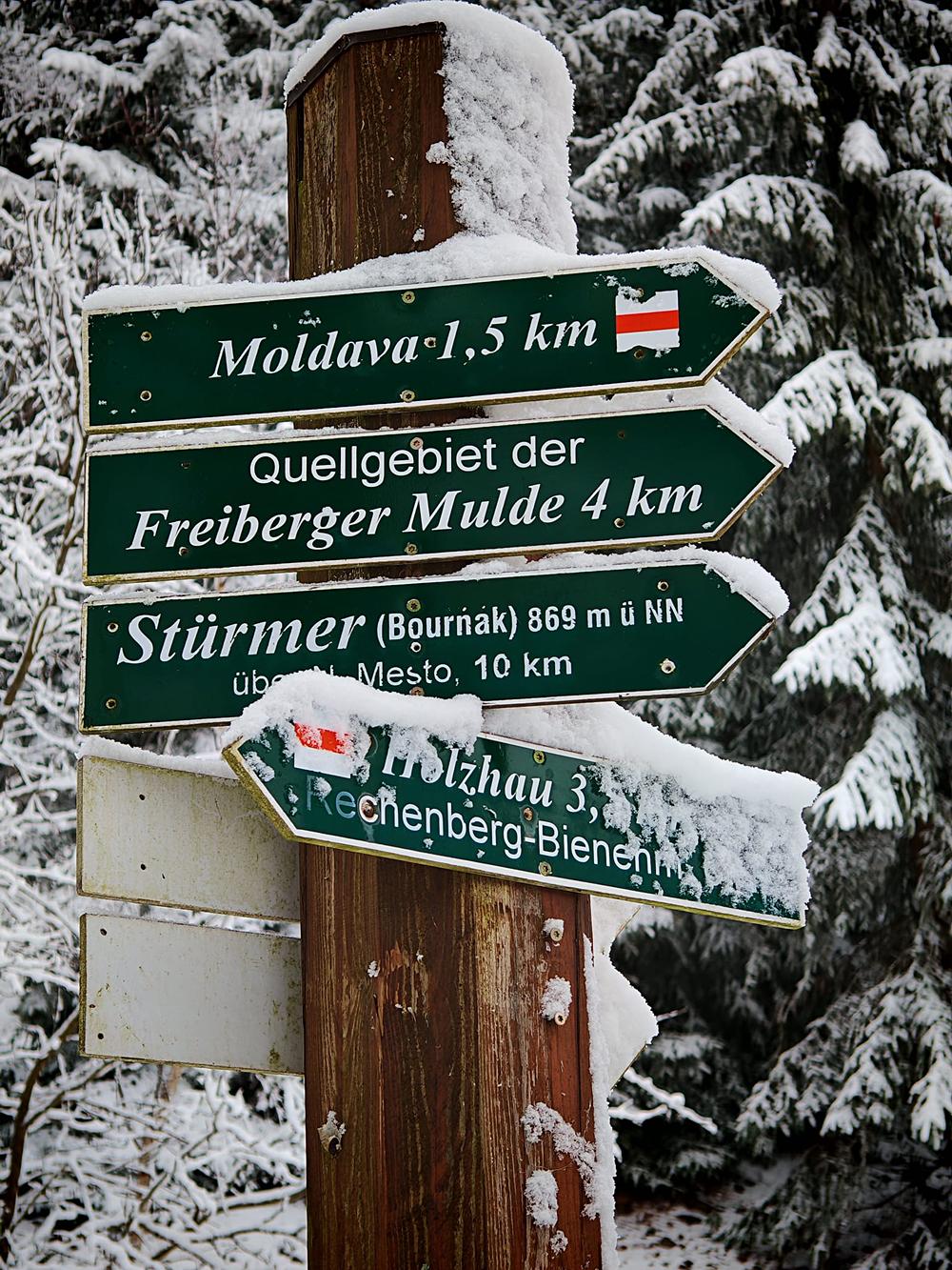 Turistick� rozcestn�k u hrani�n�ho p�echodu v Doln� Moldav�.