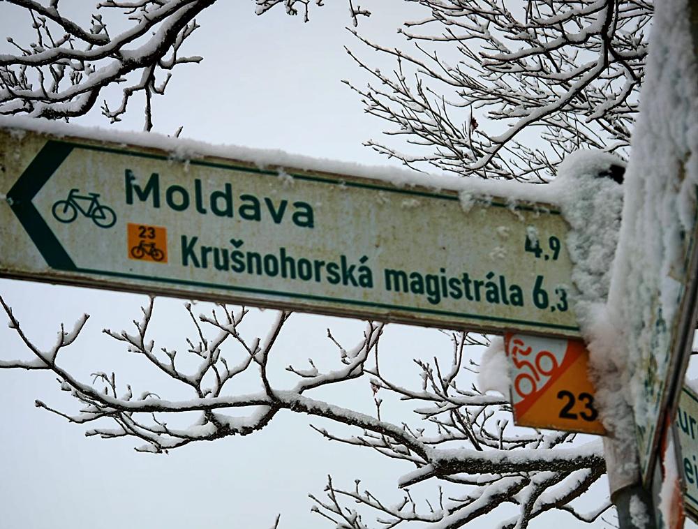 Rozcestn�k na Kru�nohorsk� magistr�le.