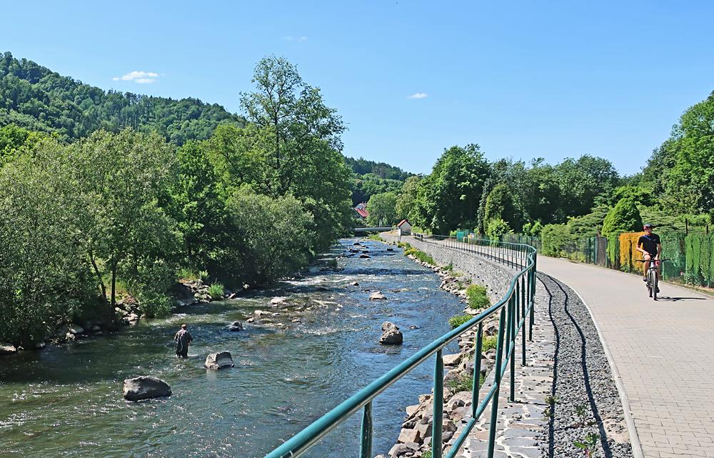 V roce 2024 byla s finan�n� podporou �steck�ho kraje obnoveno zna�en� cyklotrasy �. 15.