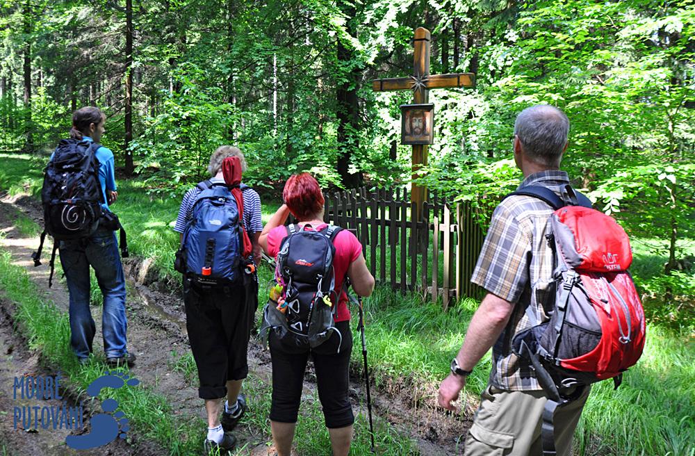 Turist� na Mari�nsk� poutn� stezce �esk�m nizozem�m.