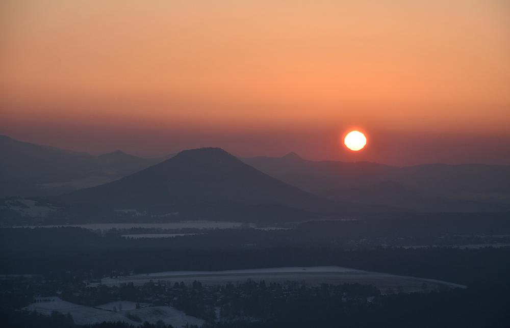 V�chod slunce nad Lu�ick�mi horami.