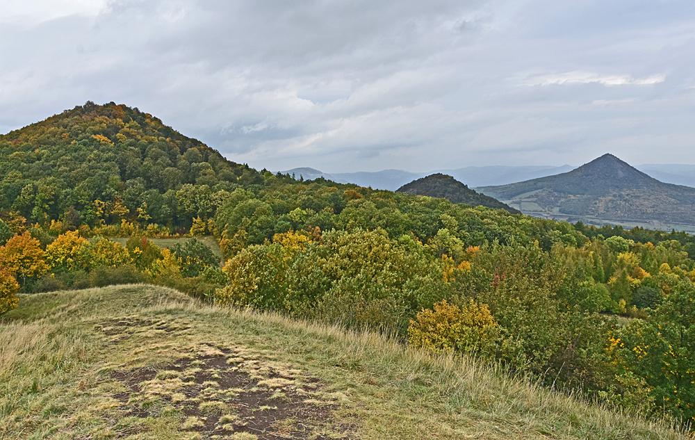 Hol� vrch u Sutomi (v�hled na Bore� a Lovo�) - �esk� st�edoho��.