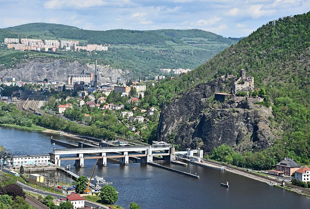 Hrad St�ekov a Masarykovo zdymadlo.