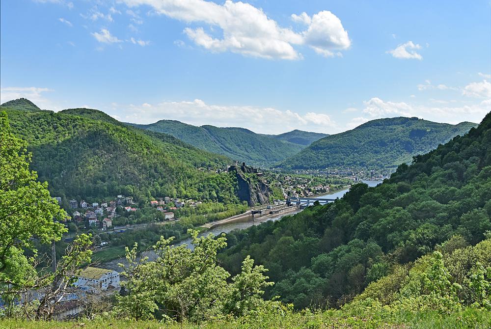 Hrad St�ekov z Humboldtovy vyhl�dky.