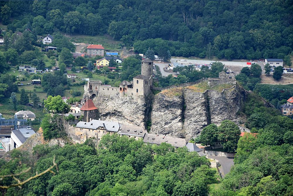 Hrad St�ekov z vyhl�dky Karla Hlav��ka.