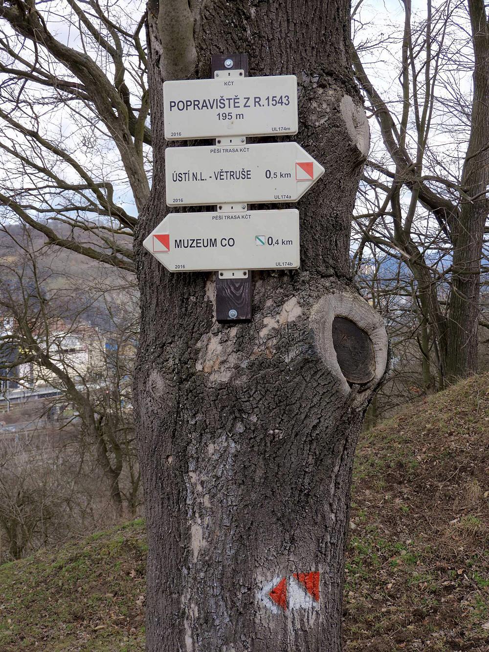 Rozcestn�k u popravi�t� v �st� nad Labem.