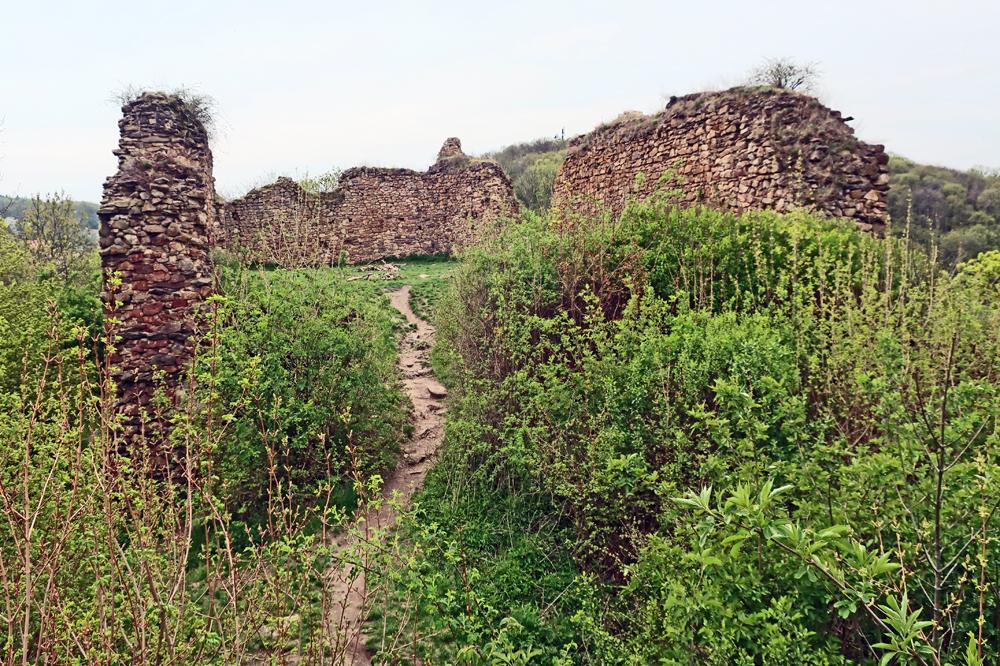 Hrad Oparno v �esk�m st�edoho��.
