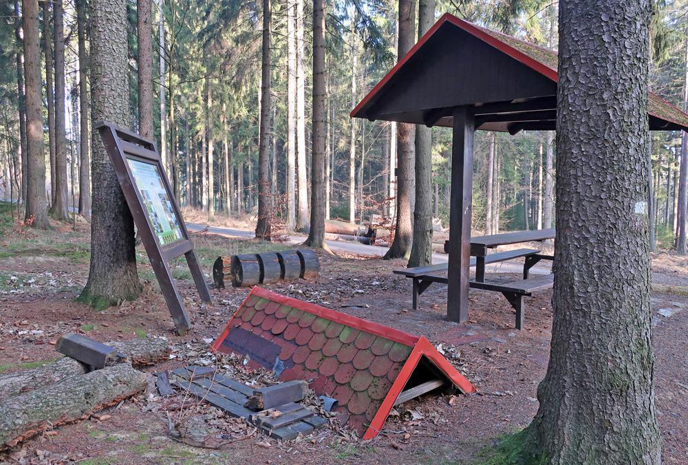 Nau�n� stezka v dezol�tn�m stavu.
