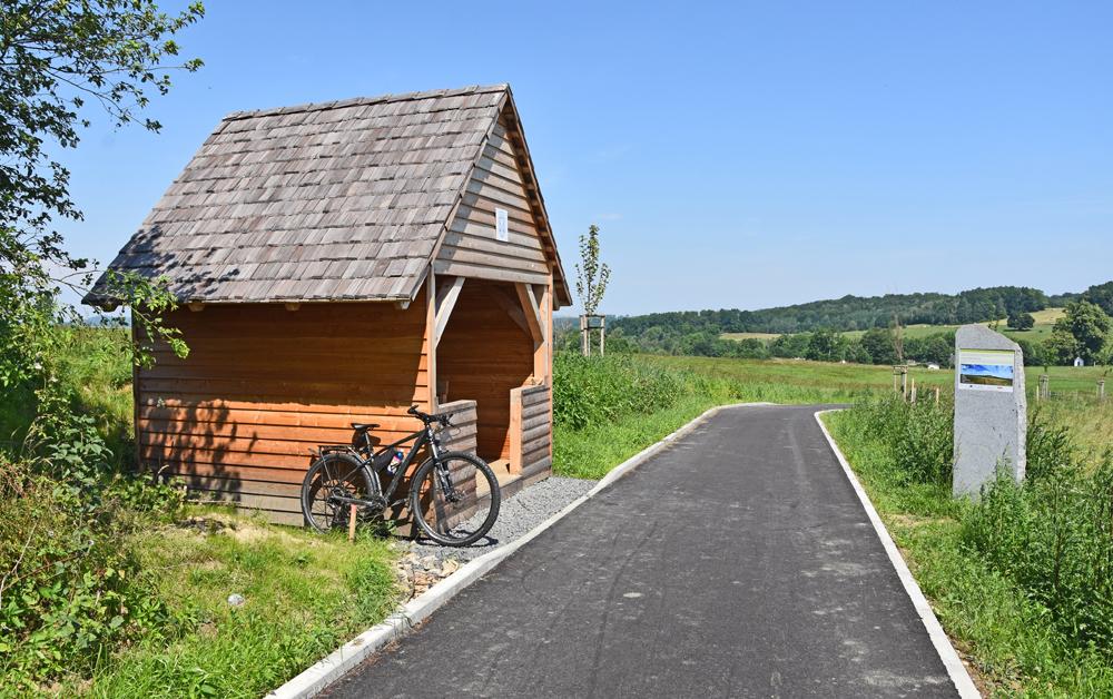 P��jemn� odpo��vadlo na cyklostezce pod Jitrovn�kem je vybaveno stolem a lavicemi.