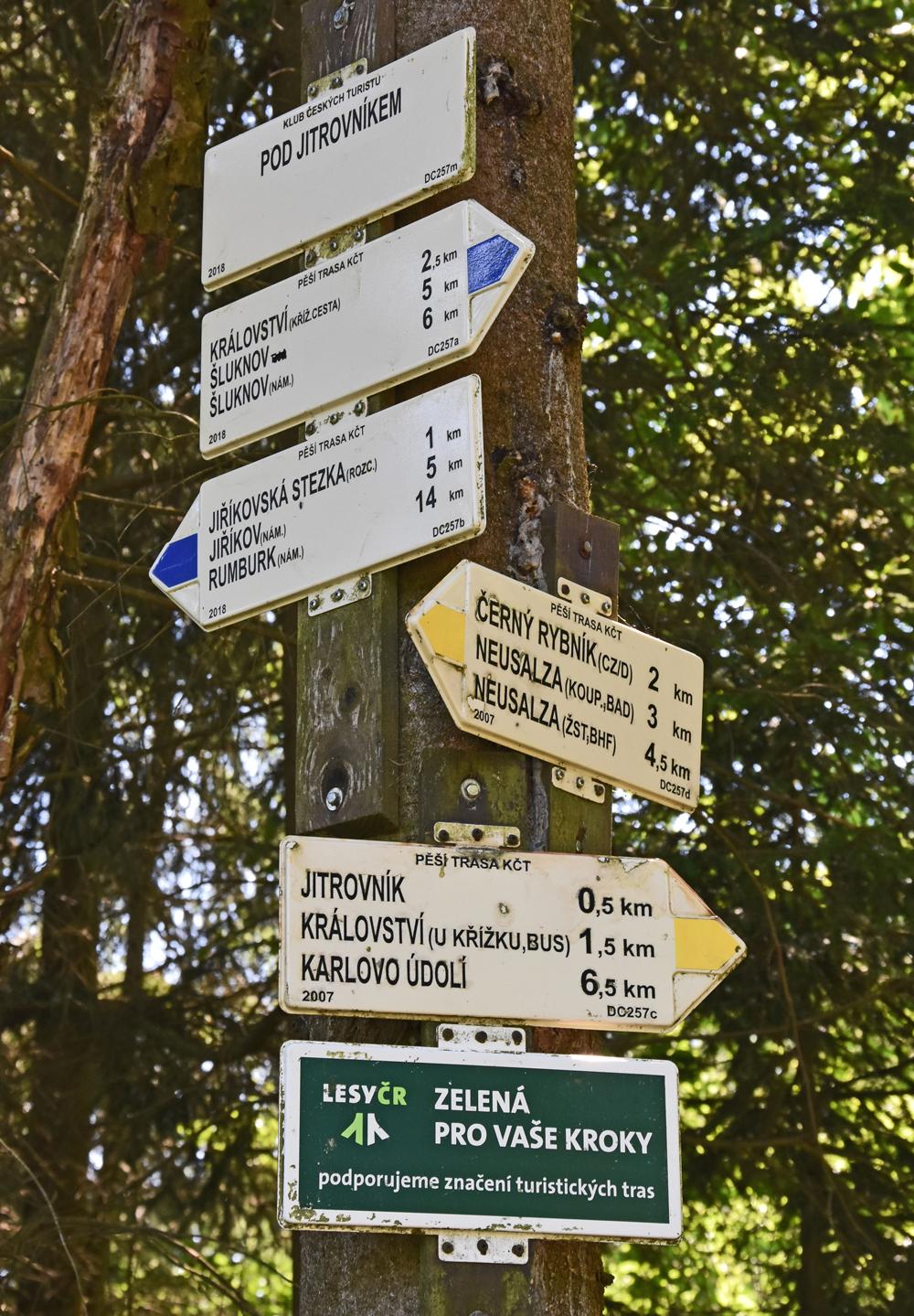 Turistick� rozcest� pod Jitrovn�kem.