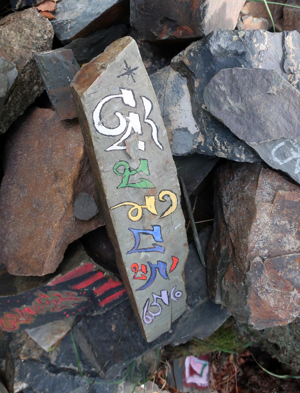N�pis v tibet�tin� na hromad� kamen� u stavby Tibetsk�ho domu.