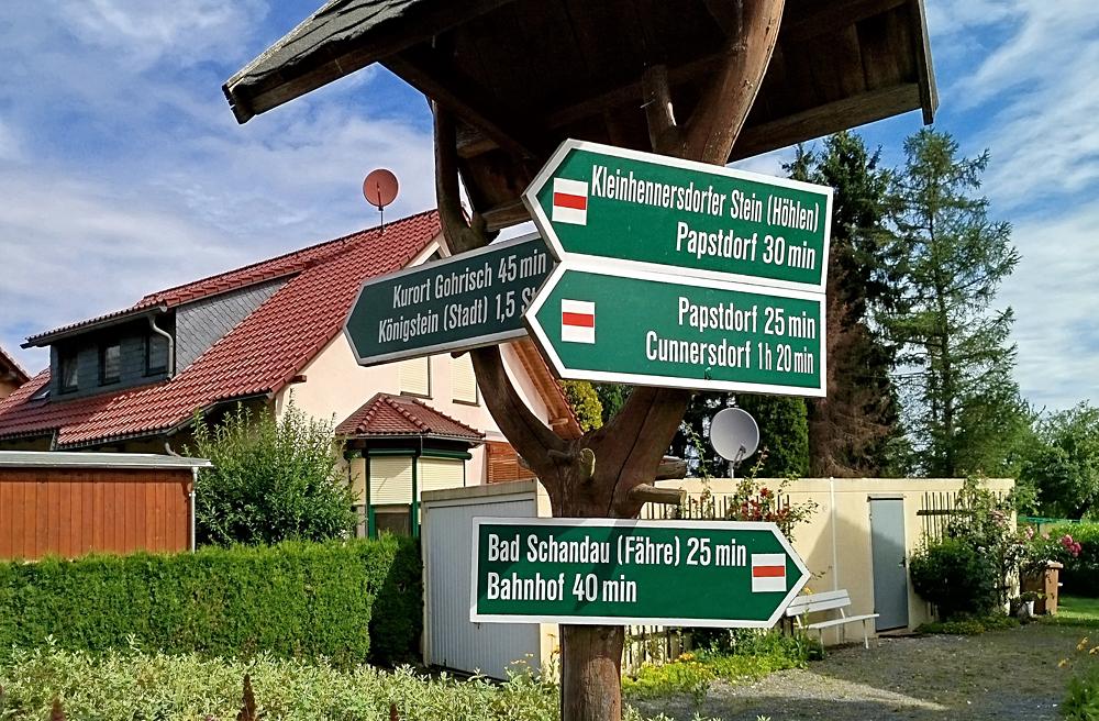 Rozcest� turistick�ch tras v Kleinhennersdorfu (Sask� �v�carsko)..