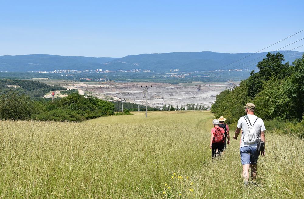 Turist� u velkolomu B�lina.