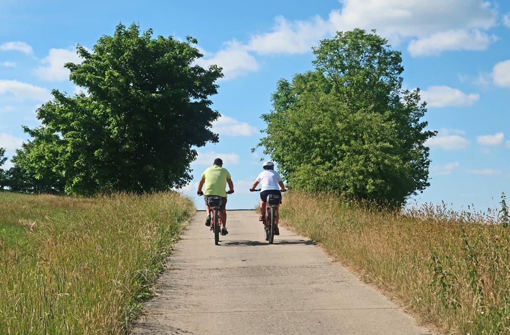 Cyklist� jedou na Jentschberg.
